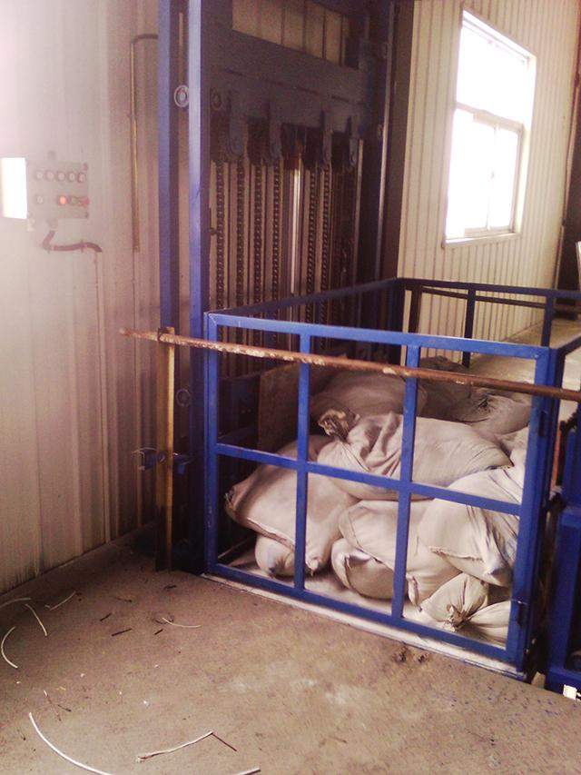 超高度導(dǎo)軌式升降機(jī) 超高度導(dǎo)軌式升降機(jī)